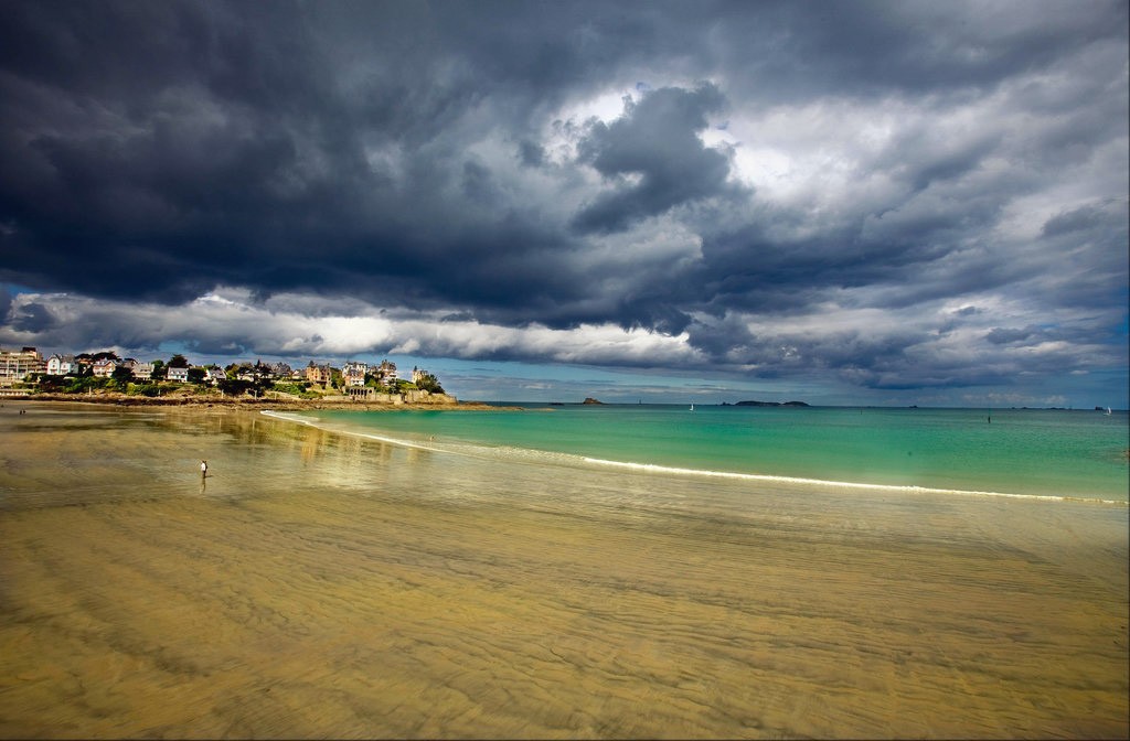 Cette plage Bretonne gagne nettement en reliefs grâce à ce ciel d’après tempête typique de cette région ! 