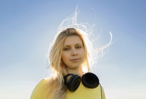 Fille qui voyage grâce à la musique