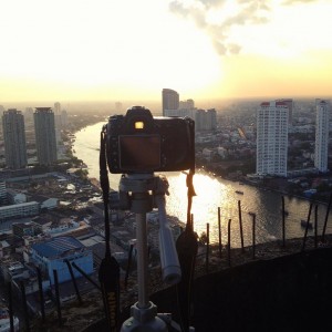 Un reflex Nikon D300S est fixé sur un trépied en haut de la tour fantôme de Bangkok (Ghost Tower) et s'apprête à photographier la rivière Chao Phraya, qui coule au coeur de Bangkok