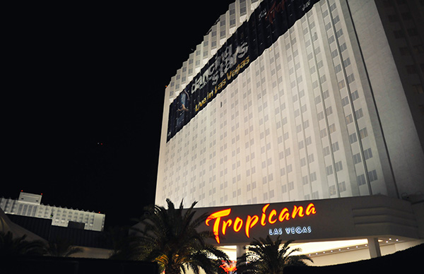 Le Tropicana n'est pas le plus extravagant des casinos mais dans ce déluge d'excentricités il est d'une sobriété réconfortante
