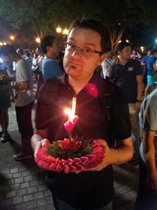 Jérôme fêtant Loy Kratong à Bangkok