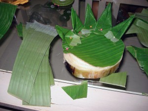 Confection d'un krathong en Thaïlande (panier végétal)