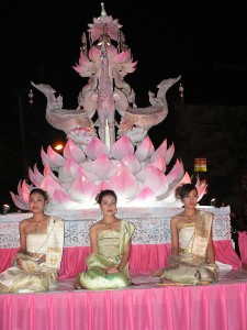 Trois filles thaïes, en costumes traditionnelles, lors de Loy Krathong à Chiang Maiai
