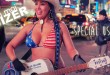 Femme qui chante dans la rue à New-York avec une guitare