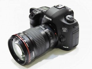 photo du reflex professionnel Canon 5D Mark III et son objectif sur fond blanc