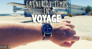 bras avec une montre sur un aéroport avec un avion en arrière plan