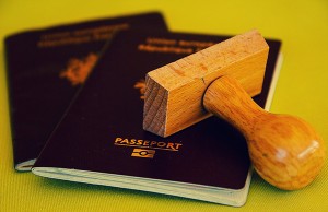 deux passeports sur un table et un tampon