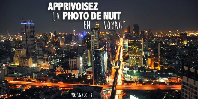 Vue nocturne de la ville de Bangkok en Thaïlande de nuit avec la circulation et les buildings. La prise de vue a été faite du haut de la "Ghost Tower" à côté de la Chao Phraya