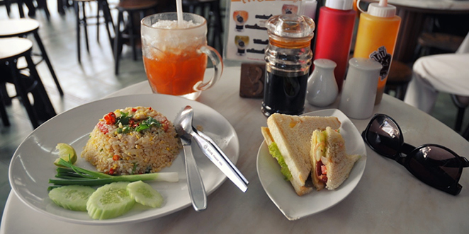 petit déjeuner à Bangkok avec thé glacé, riz frit au poulet, dit khao phat kai et un club sandwich