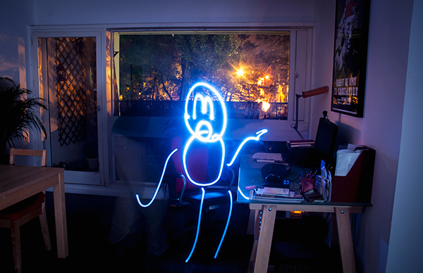 essai de light painting dans l''appartement avec un bonhomme dessiné grâce à une petite lampe bleue et pose longue