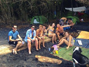 Geoffrey, Marion et d'autres amis ont organisé un bivouac à même le sable sur une plage de Martinique