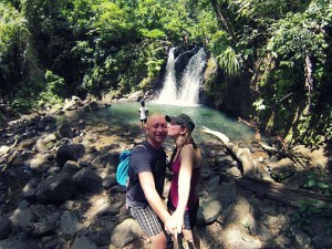 Geoffrey et Marion sont dans la forêt tropicale au coeur de l'île de la Martinique au bord d'une cascade naturelle