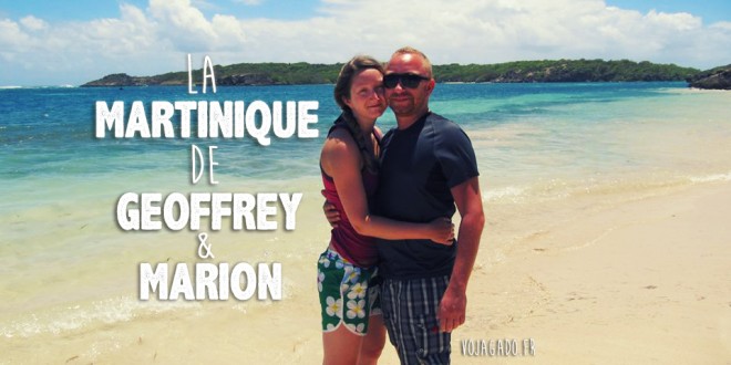 Geoffrey et Marion, un jeune couple qui vit en Martinique, se tient debout devant la mer des caraïbes en souriant sur une plage de cette île française des Antilles