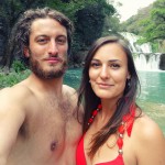 jeanne et stefenn sont au mexique, en maillot de bain, devant une chute d'eau en pleine forêt tropicale