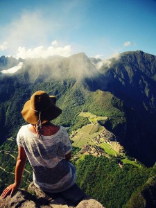 Jeanne est assise en haut du Wayna Picchu, qui domine le célébre Machu Picchu, au Pérou, pays d'Amérique du Sud