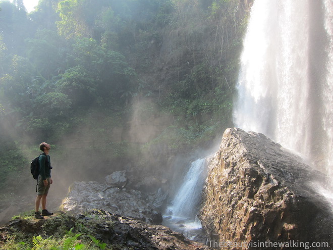 Erik devant une cascade