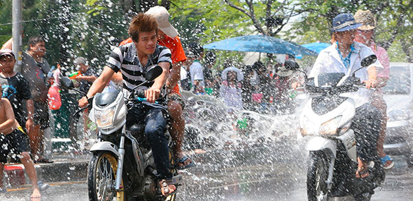 Scooter arrosé lors de Songkran