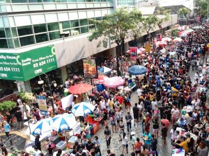 Foule qui fête Songkran