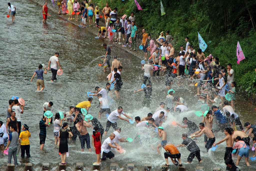 Foule qui fête Songkran dans une rivière