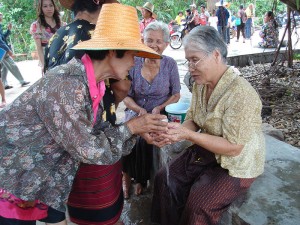 Hommage aux anciens pendant Songkran