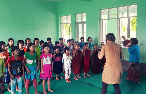 volontariat asie laura donne un cours de chant